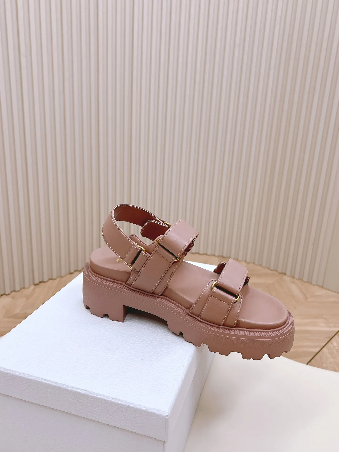 👟👟Ex-factory price 520👟👟 2024Dior Classic Velcro high-heeled sandals and slippers series original replica high version super durable and versatile style very comfortable on the foot, slim and tall, original leather upper, original d hardware buckle, original TPU outsole Heel height is about cm Size: 35-42